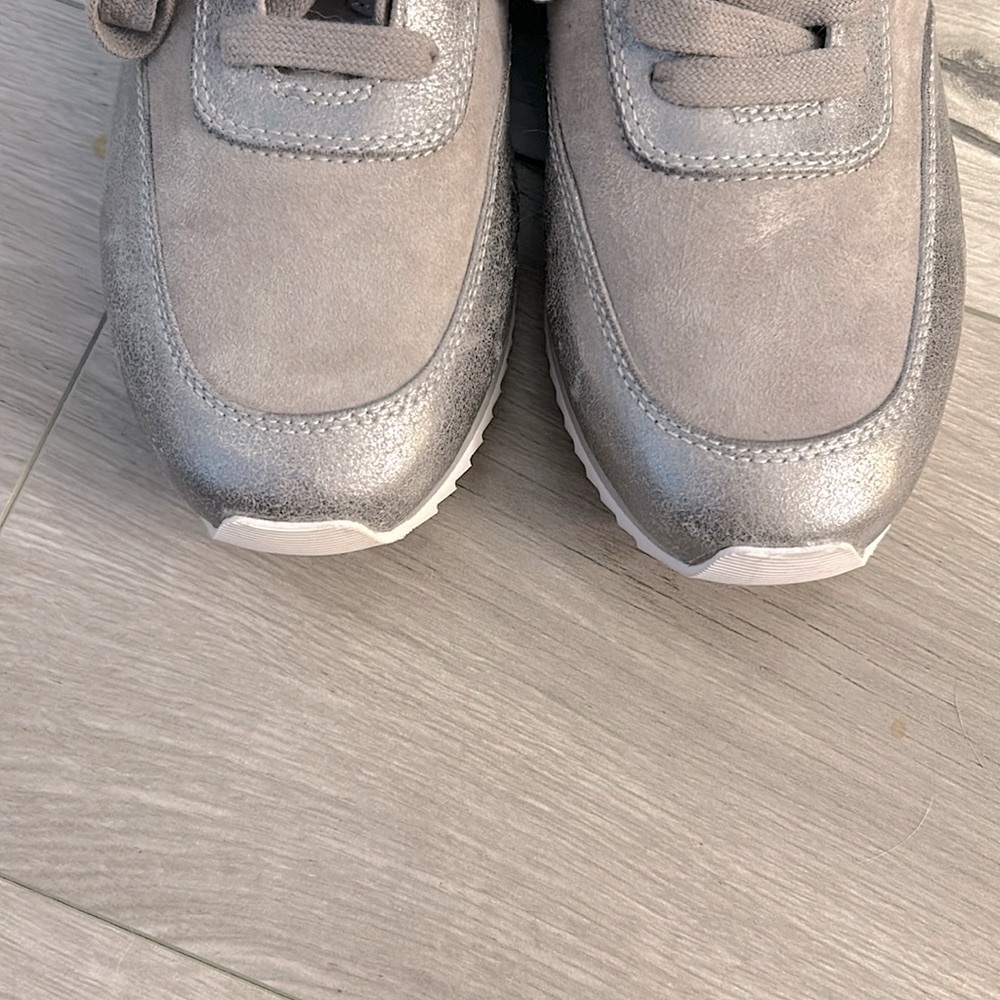 New Johnston & Murphy Gray + White Silver Athletic Lace Up Sneakers - Picture 12 of 17